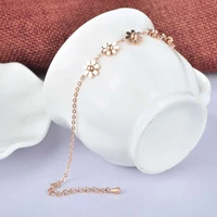 Kép 4/6 - Rosegold Nemesacél Női Karkötő - Virág Medálokkal