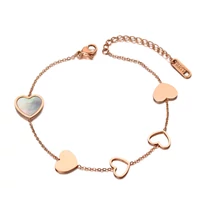 Kép 1/5 - Rosegold Nemesacél Női Karkötő - Szív Medálokkal - Kagyló Berakással