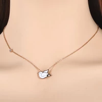Kép 2/5 - Rosegold Nemesacél Női Nyaklánc - Fehér Galamb Medál